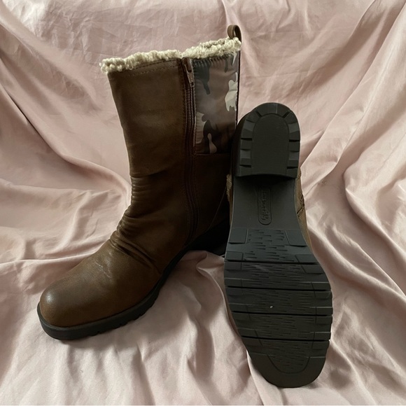 Bare traps winter heeled boots, great traction and comfort. - Picture 3 of 3